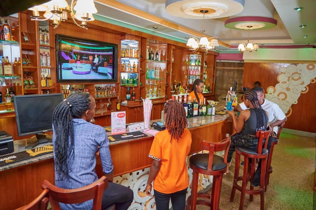 Twin Towers Hotel カンパラ エクステリア 写真