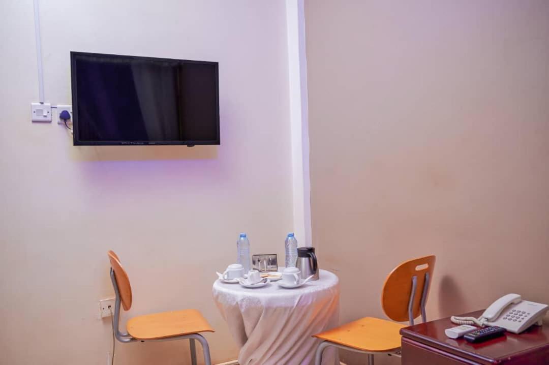 Twin Towers Hotel カンパラ エクステリア 写真
